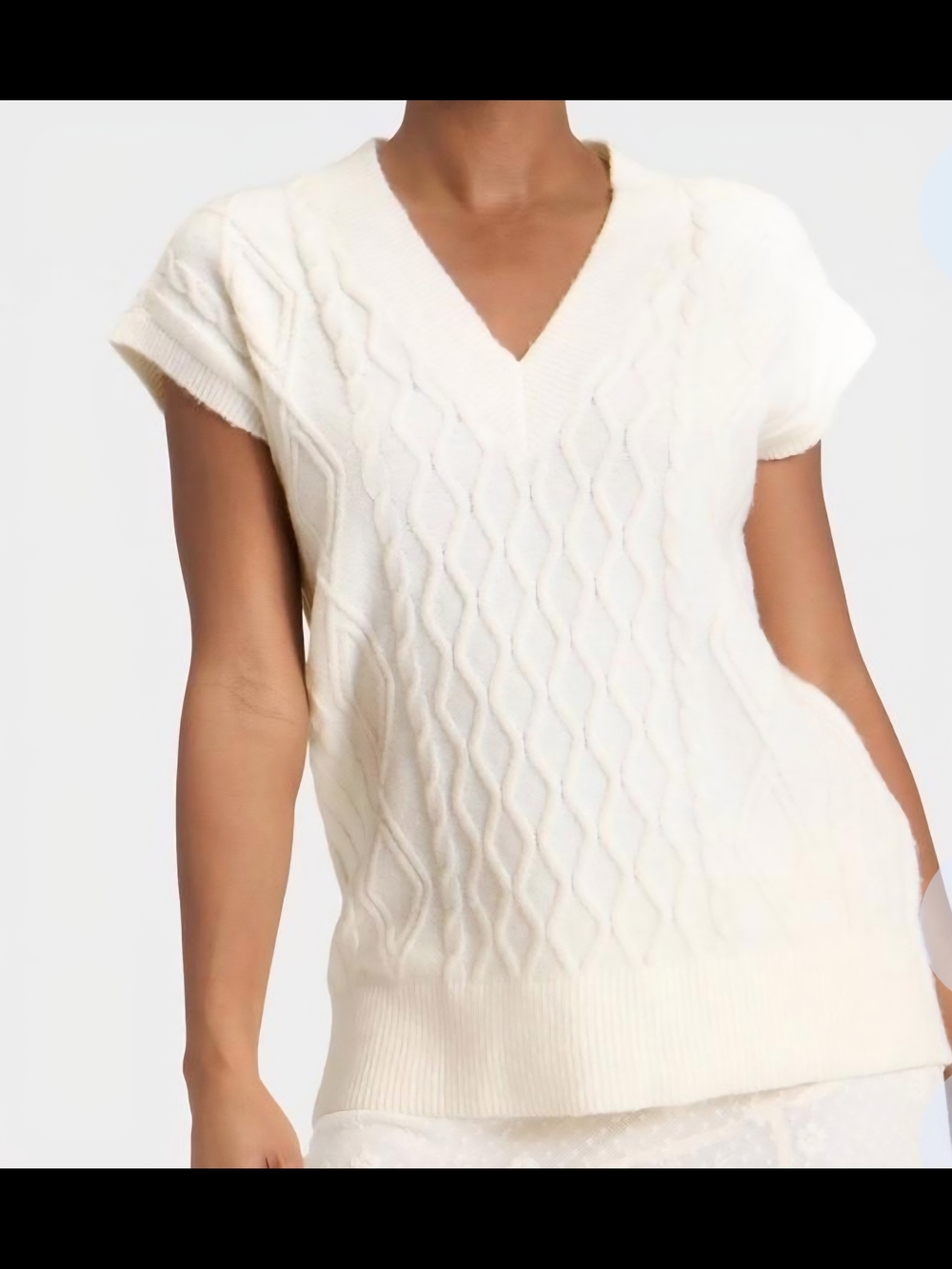 Universal Thread Cream Oversized Cable-Knit V-Neck Sweater Vest